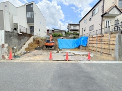 閑静な住宅街の広がる落ち着いた環境。お買いもの施設も点在するエリア！暮らしにゆとりが生まれます。■日野市南平1　売地■