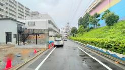 前面道路は6mの幅広な道路です。入出庫の際もらくらくです。
■多摩市落合1　新築一戸建て■